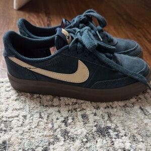 Nike boys size 1 sneaker
